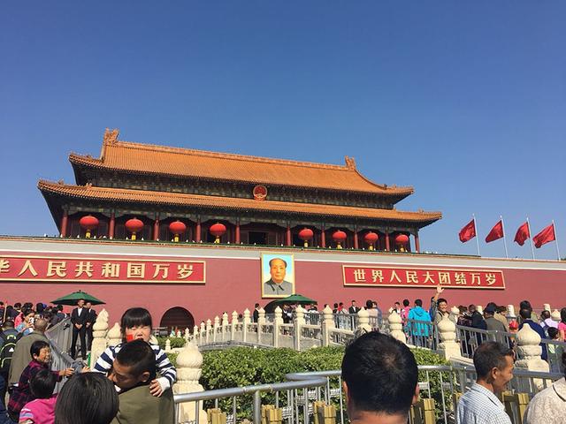 男子景区开10元管饱店被多家模仿,男子在景区开10元管饱店