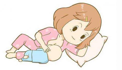 新手妈妈喂奶正确姿势,宝宝喂奶什么姿势才不会进气