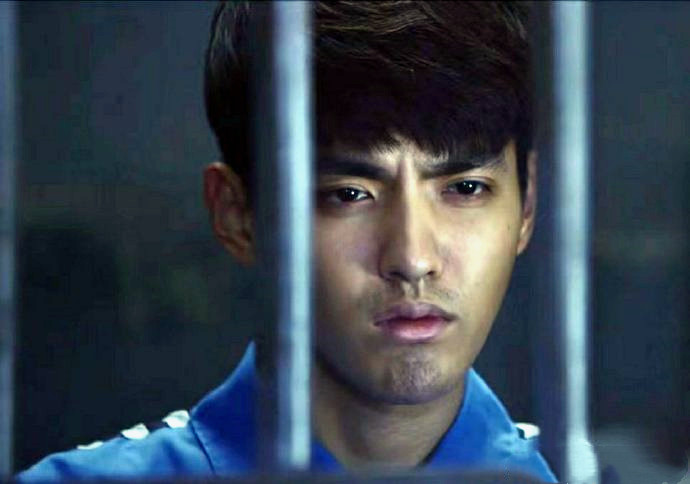 妈妈报警、六六道歉、资本弃子，到底谁令吴亦凡一步步跌落神坛？