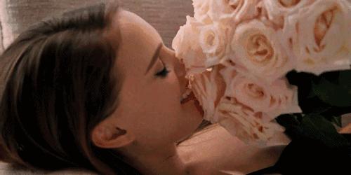 洗完的衣服发黄是怎么回事,白衣服发黄不要扔洗衣店教你一招