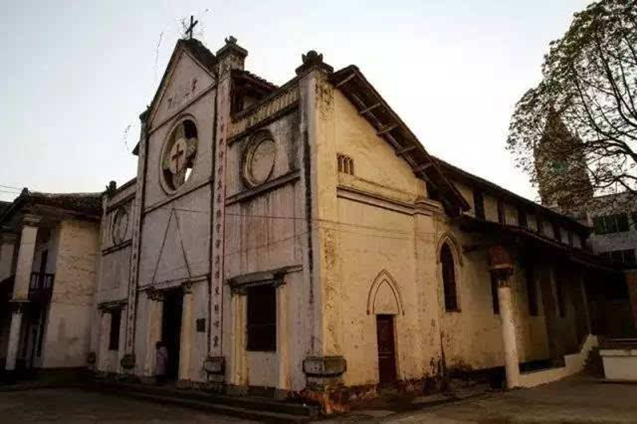 重庆巫山县地形最平坦的镇，和奉节接壤，场镇规模居县内前茅