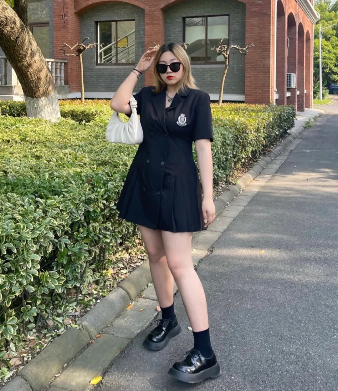 胸大和胸小穿衣对比哪个年轻,同一件衣服胸大和胸小同时穿对比