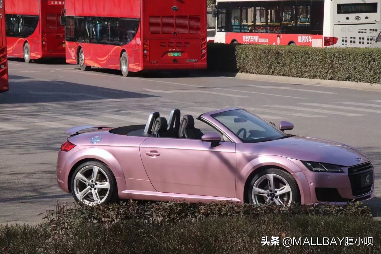 奥迪tt渐变白变粉,奥迪tt粉红色