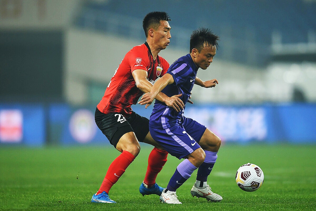 石柯离谱失误遭山东队友红牌特写,石柯在鲁能的表现