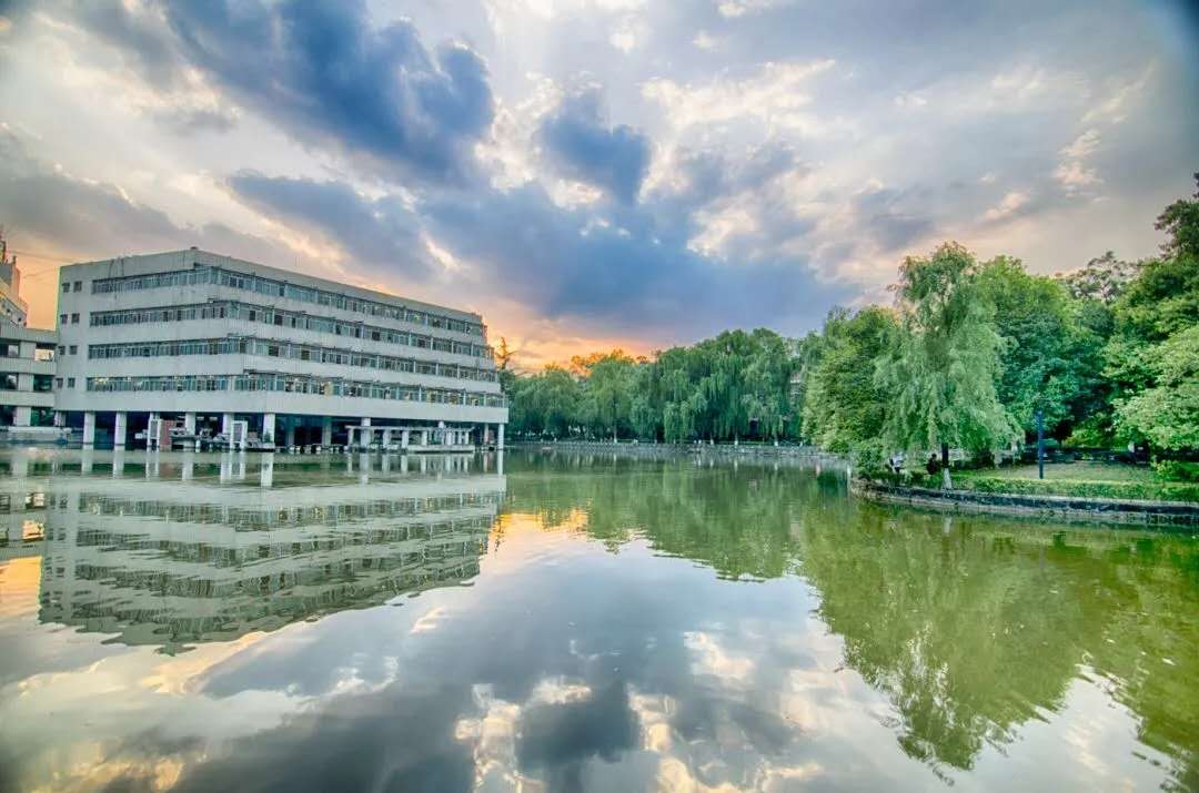 成都超“火”高校：占地2890亩，坐拥4大网红食堂，获人民日报关注！