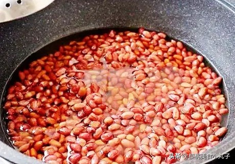 炸花生米先放油还是先放花生米,炸花生米和煮花生米哪个更好