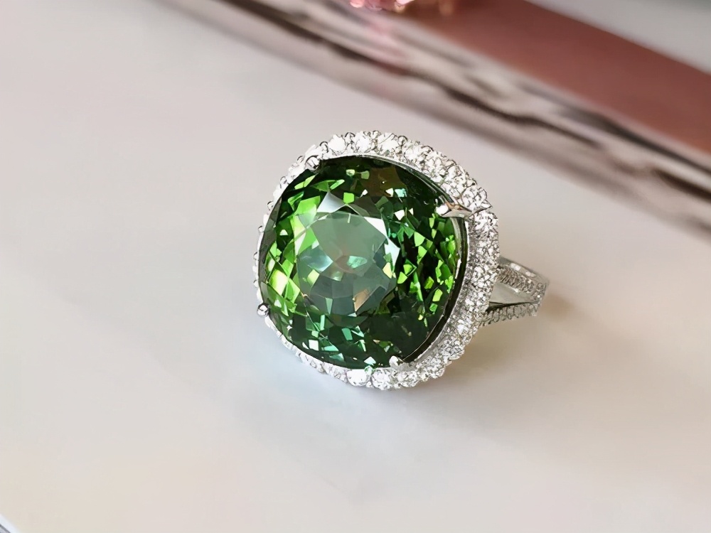 中富婆婆比利时花80万买5克拉白钻,回国一鉴定只值8块?