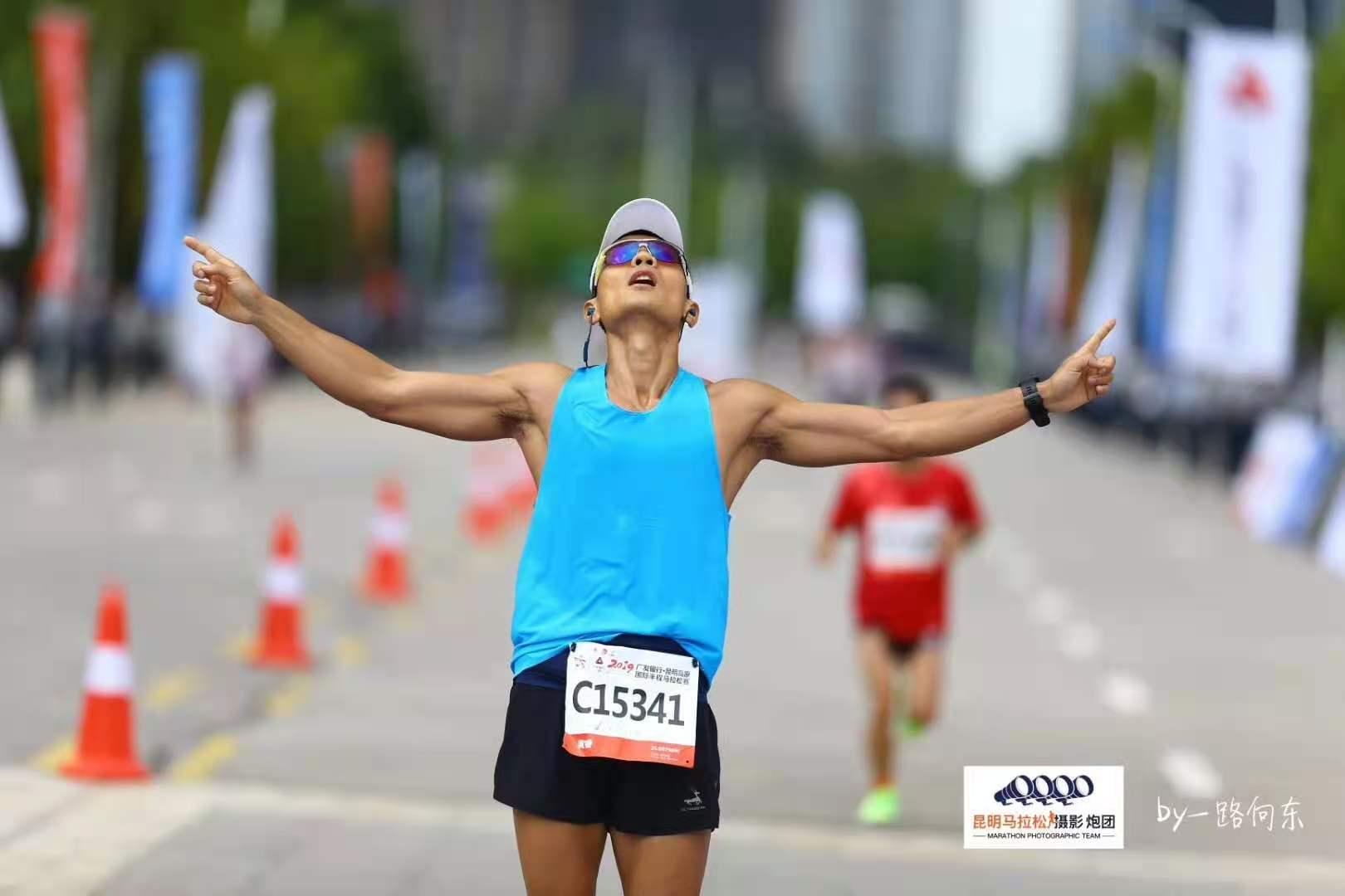 甘肃越野赛遇难者双龙：发誓完成国内百公里赛事，计划去美国参赛，“不管明天是否下雨，赶在天亮前出发”