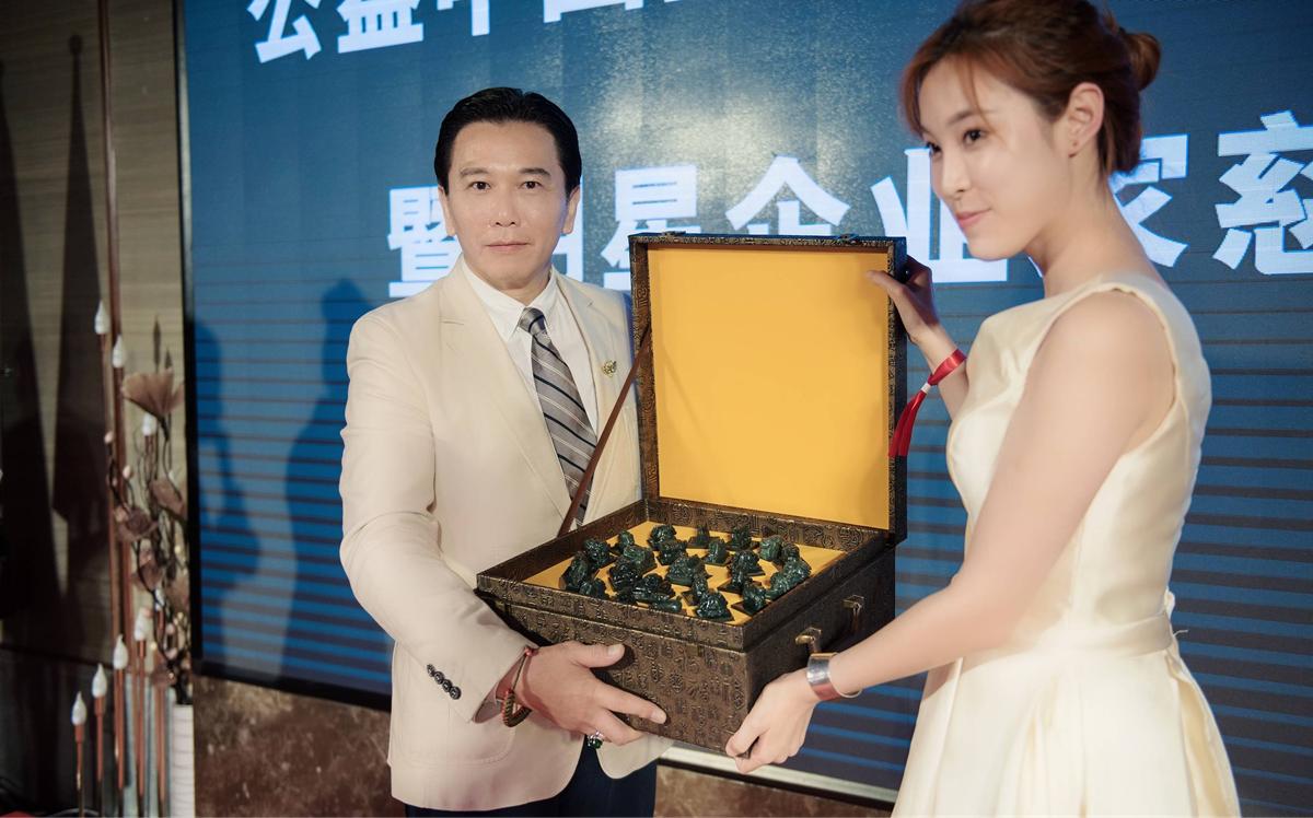 温兆伦晒妻女照片,56岁温兆伦晒娃