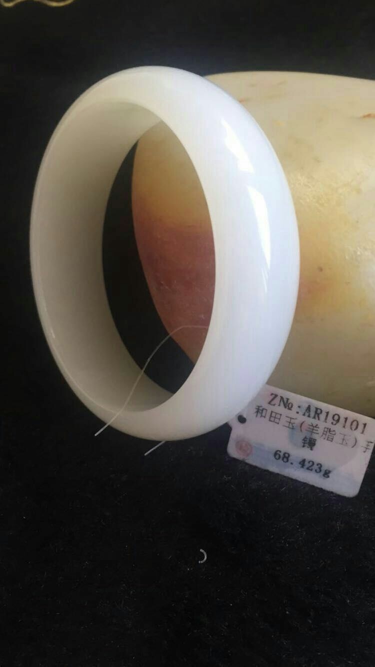 青白和田玉手镯为啥便宜,和田玉手镯怎样才能买到真的