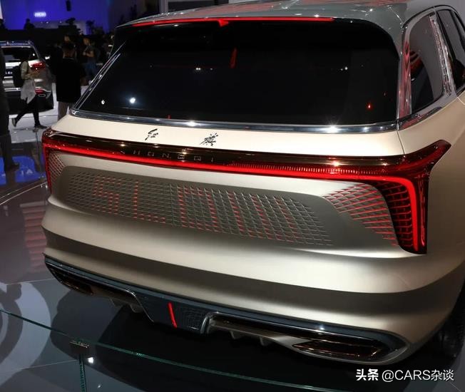 全新红旗E115国内首发，4秒内加速破百，这车标几个意思？