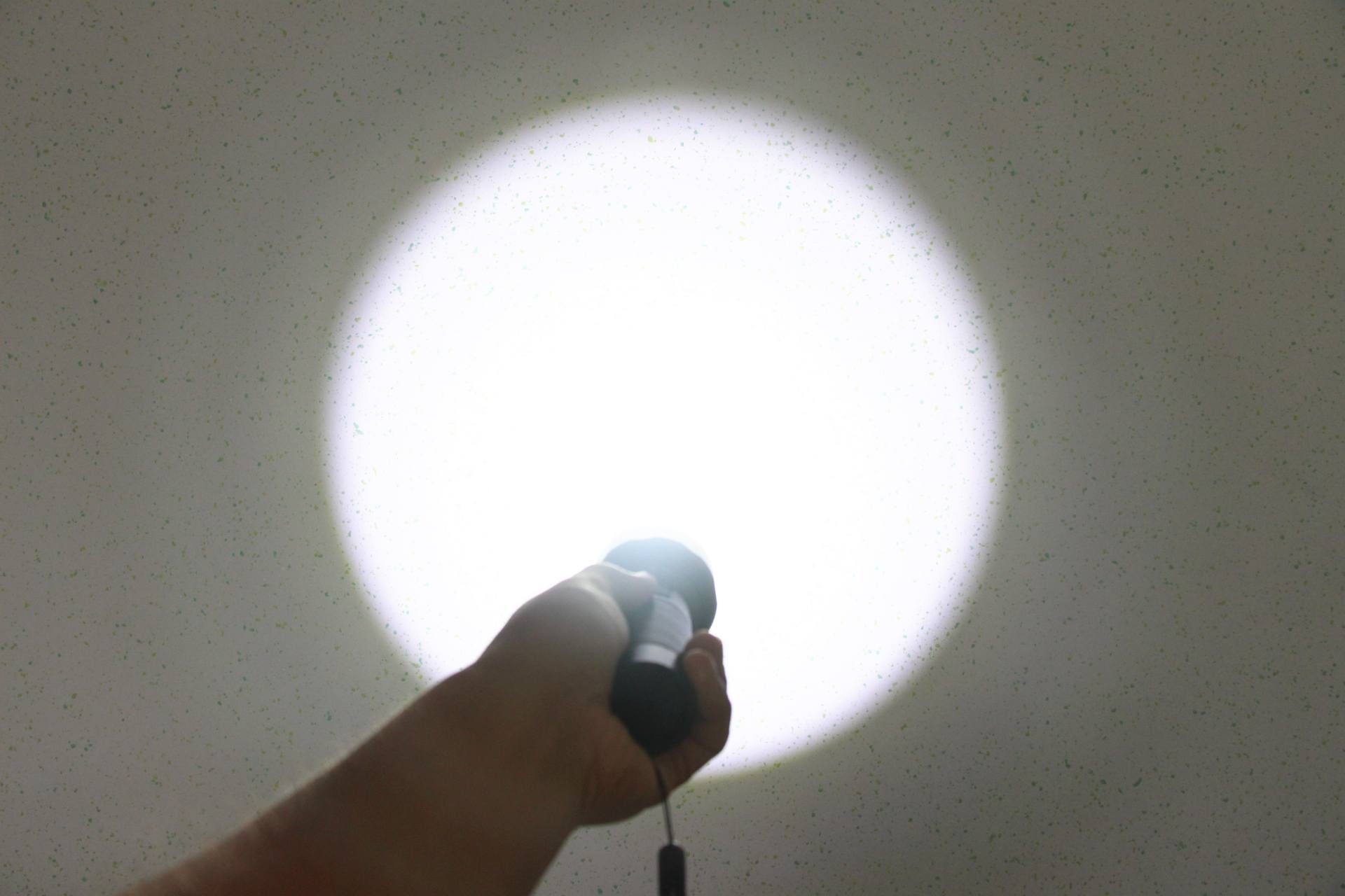 2000流明高亮手电在手，户外横扫黑暗：纳拓户外强光手电筒体验