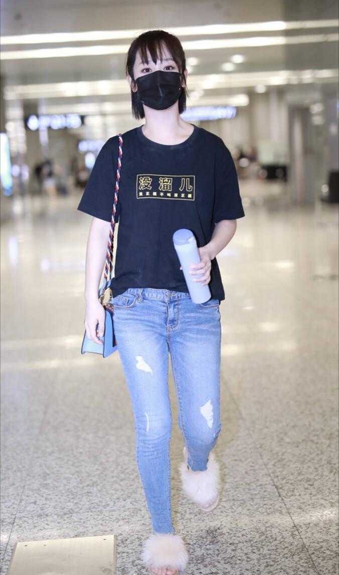杨紫机场造型又翻车，简单穿黑T恤配紧身牛仔裤，显胖怕有10斤