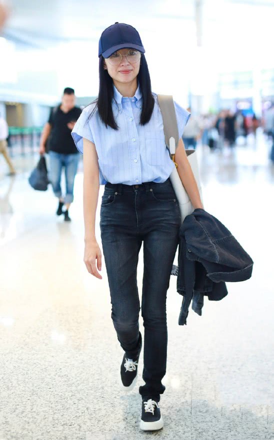 董洁简直了,衬衫非要加两个“灯罩”,竟将手臂衬得跟牙签一样细