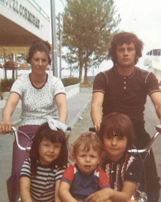 老夫少妻：52岁泽塔琼斯美人迟暮，守着大25岁的花心老公不离不弃