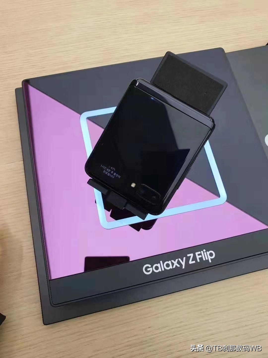 Galaxy折叠屏智能手机,三星galaxyzflip折叠屏上市了