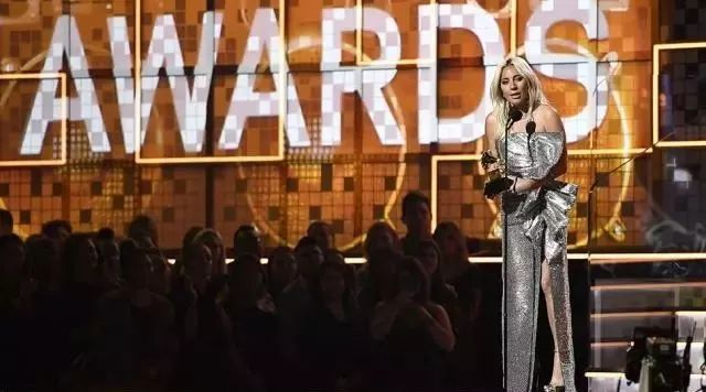 ladygaga承认自己是个平凡人,ladygaga一个明星的诞生发布会