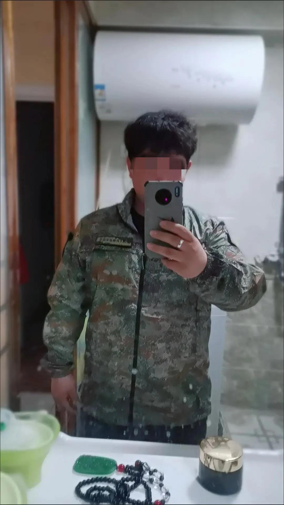 星空迷彩90元，资历章10元，士官证108元……假军品太嚣张