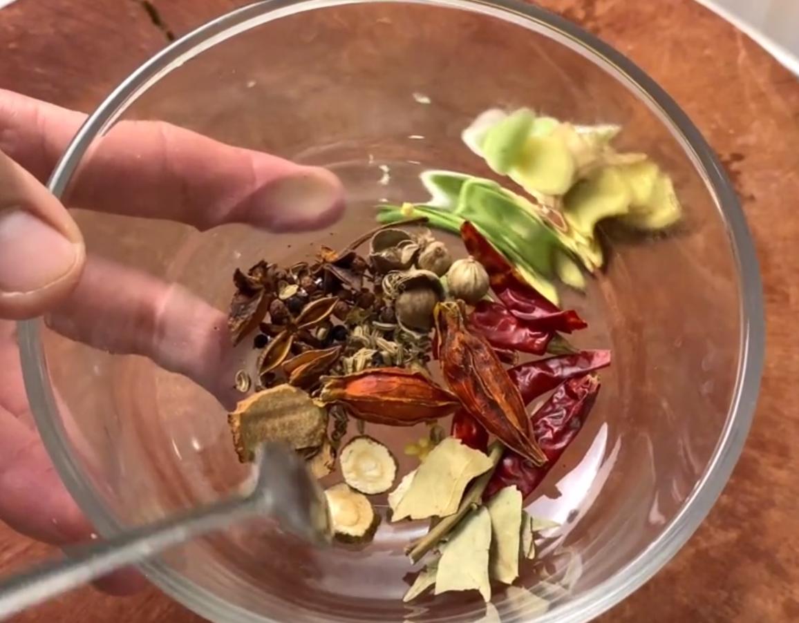 大厨教你做五香熏鸡,老北京五香熏鸡的做法