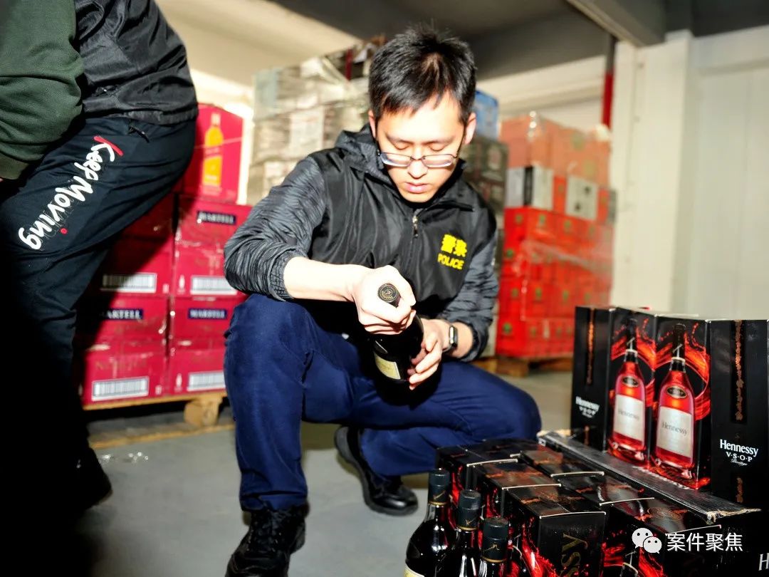 广东假冒lv包涉案案件,查获国内假冒lv名牌服装销售案