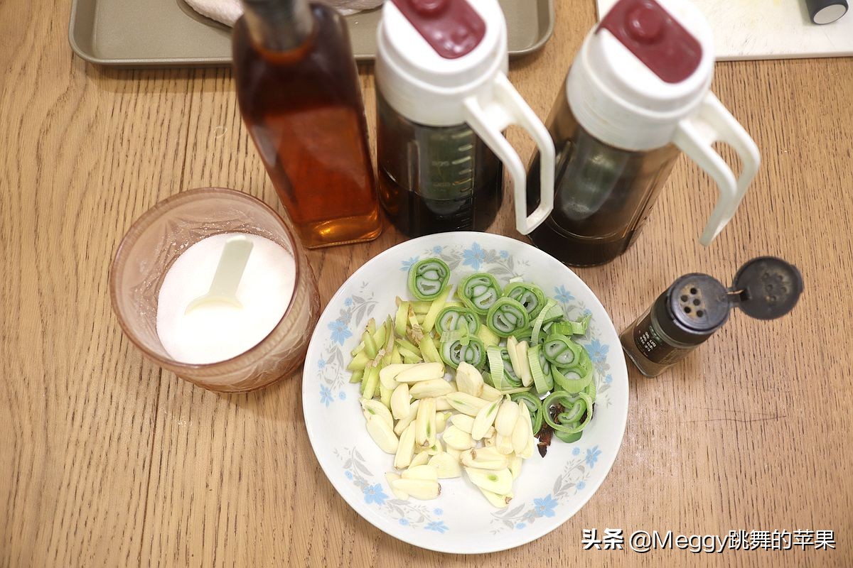 烤全鸡酥嫩鲜香,炭火烤全鸡怎么烤出外酥里嫩