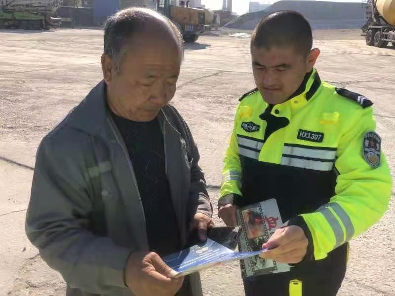 交警走进军营开展交通安全宣传,百万警进千万家交通安全宣传活动