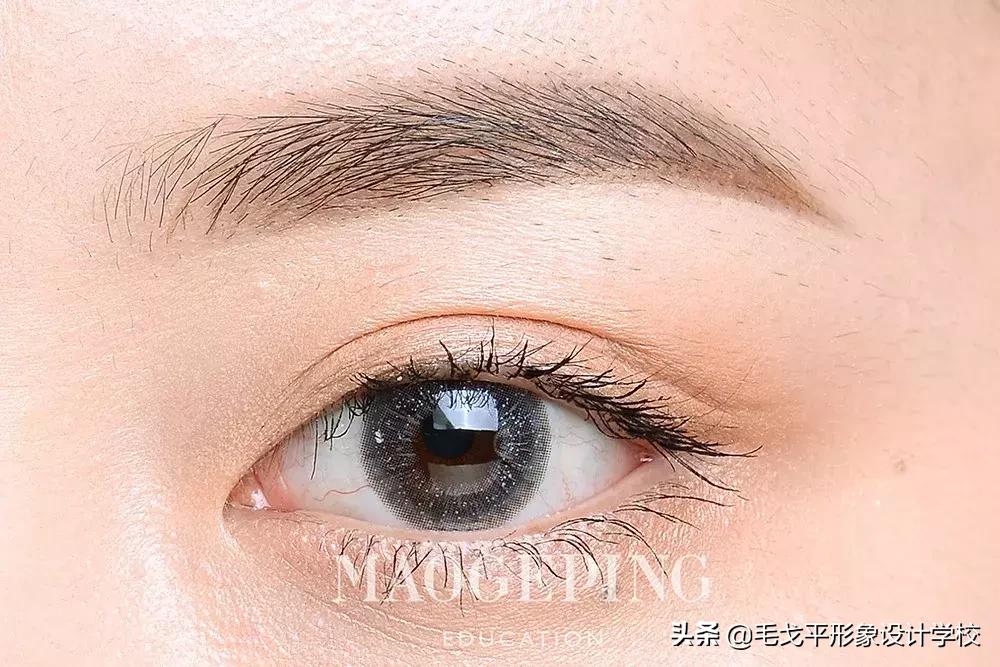 圆脸妹子怎么化妆才显脸小呢,圆脸女生怎样化妆才能显得好看