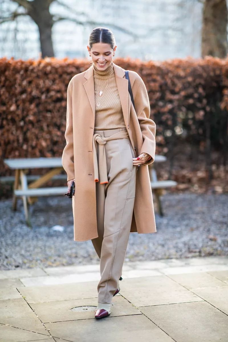 毛呢大衣怎么穿才减龄有范不老气,今年流行短羊绒大衣最佳搭配