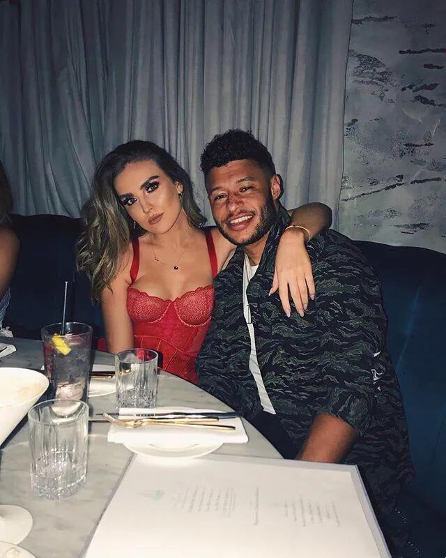 张伯伦女友资料,张伯伦女友简历