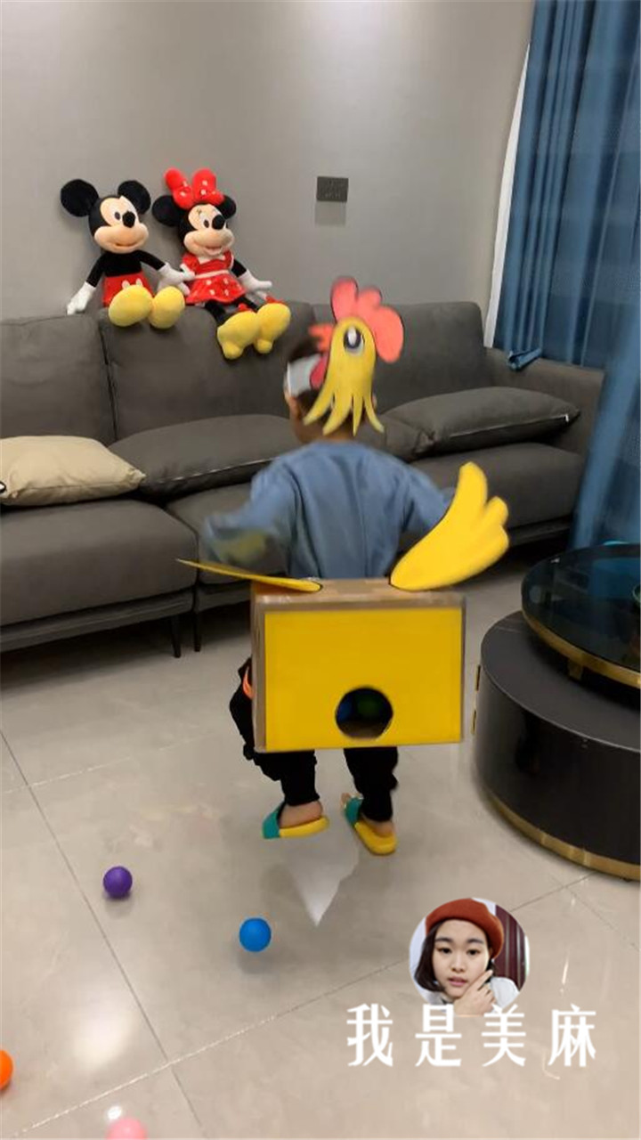 爸爸用快递纸箱做个大公鸡,孩子不停地跳来跳去,就像下蛋一样