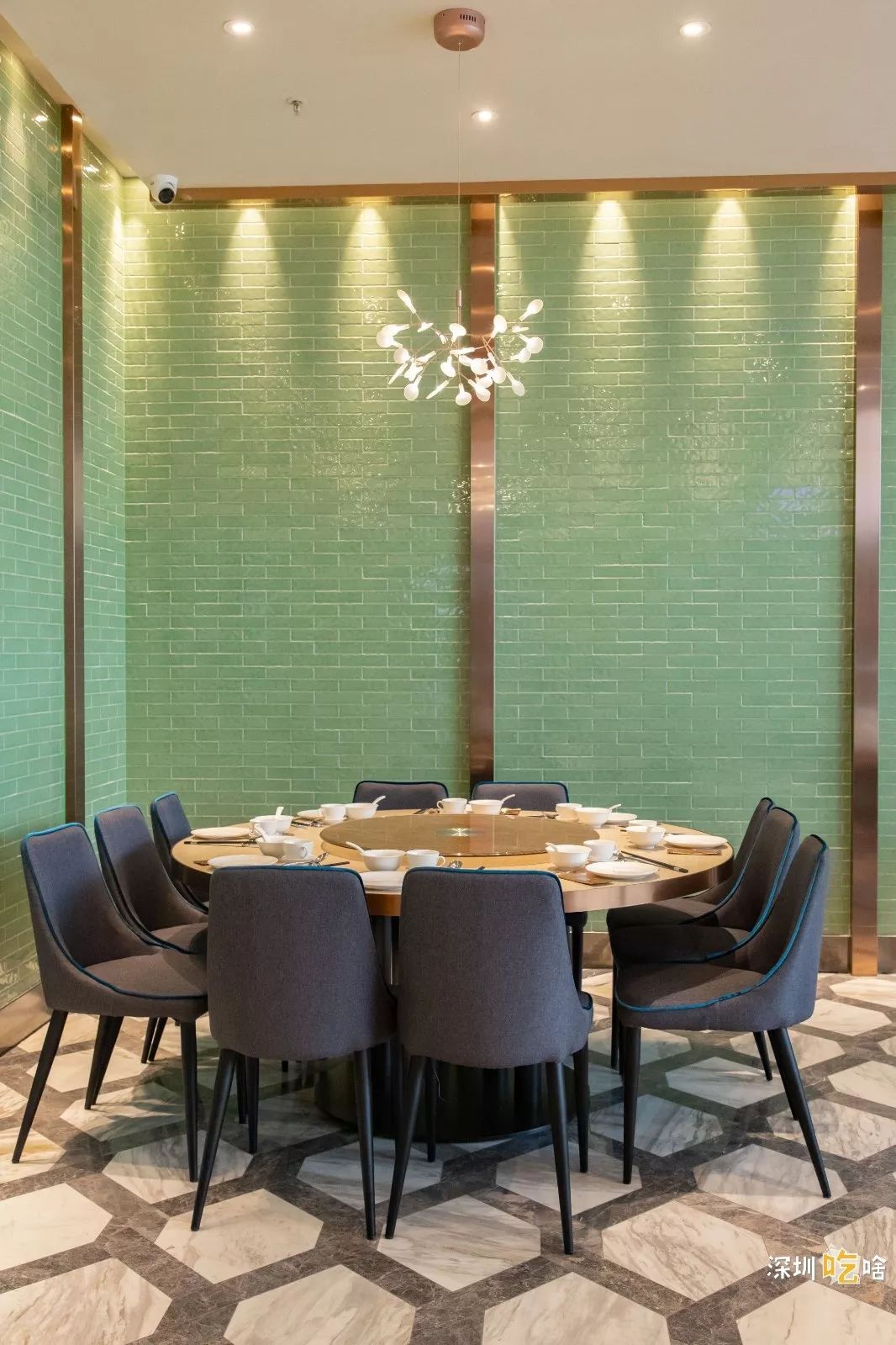 当着客人的面“玩火”？卓悦中心这家店喊你吃鸡