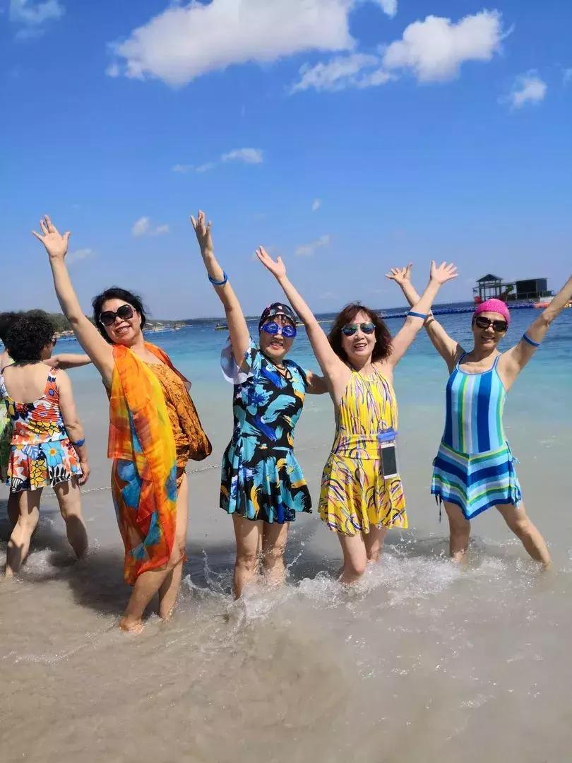 大妈拍照经典15个动作图片,中年大妈拍照摆拍动作