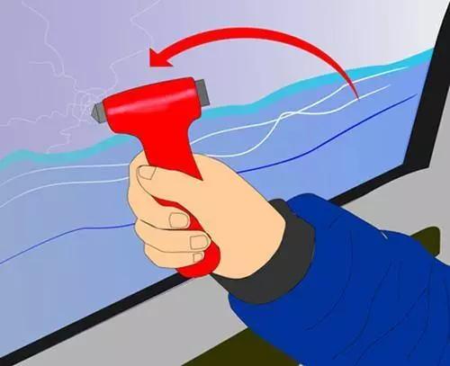 往前开,往鱼塘开!8年驾龄老司机的“翻车”过程