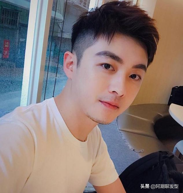 40岁男士两边铲的发型哪种好看,男士发型两边铲短头顶留长打理