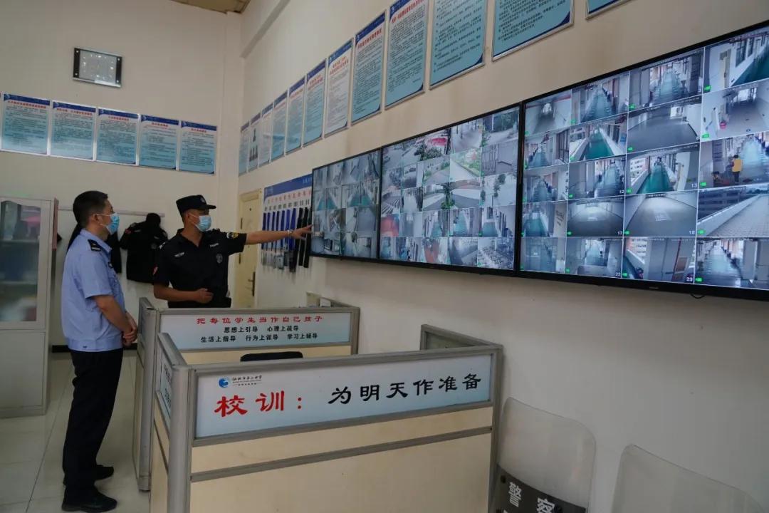 开学交警暖心护航,公安护航平安开学