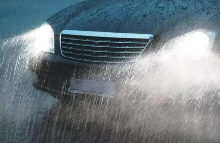 卤素灯一般多久会变暗,卤素灯使用多久会变暗