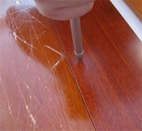 木地板有划痕抛光打蜡能处理吗,浅色木地板上的黑色划痕怎么处理