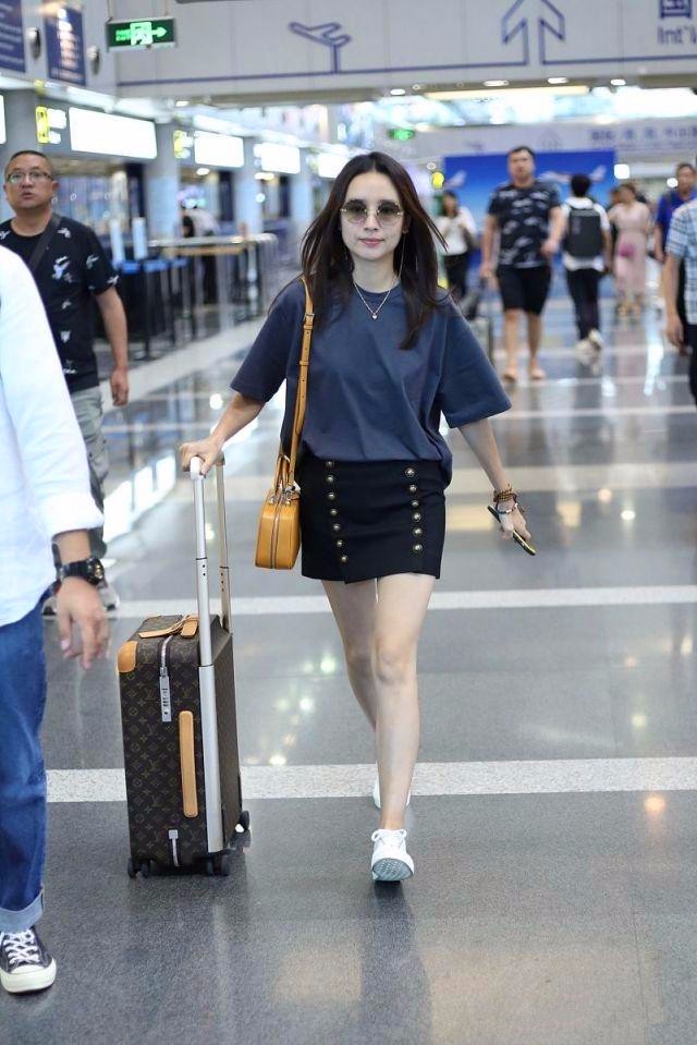 董洁真的很会穿搭,董洁穿长裙子街拍