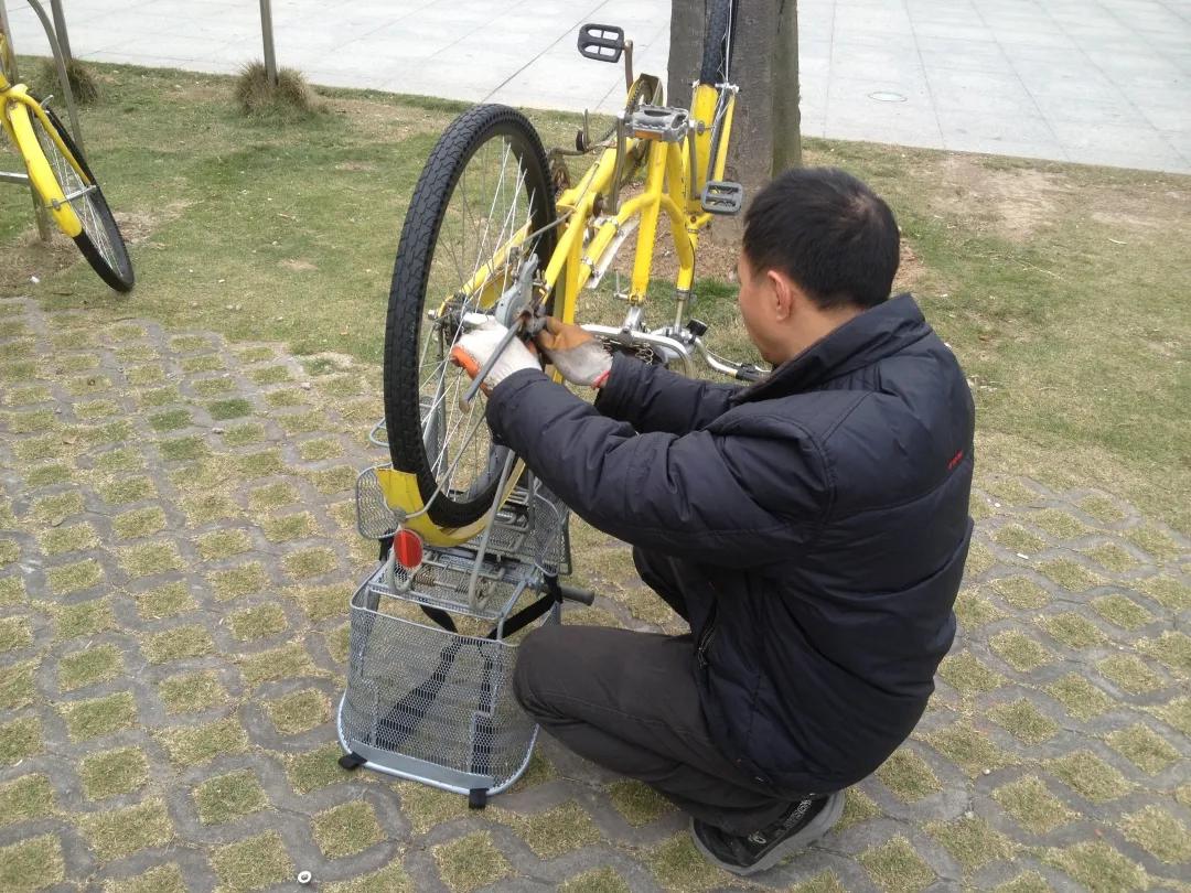 电车高速爆胎正确处理,机动车突然爆胎驾驶人切忌慌乱