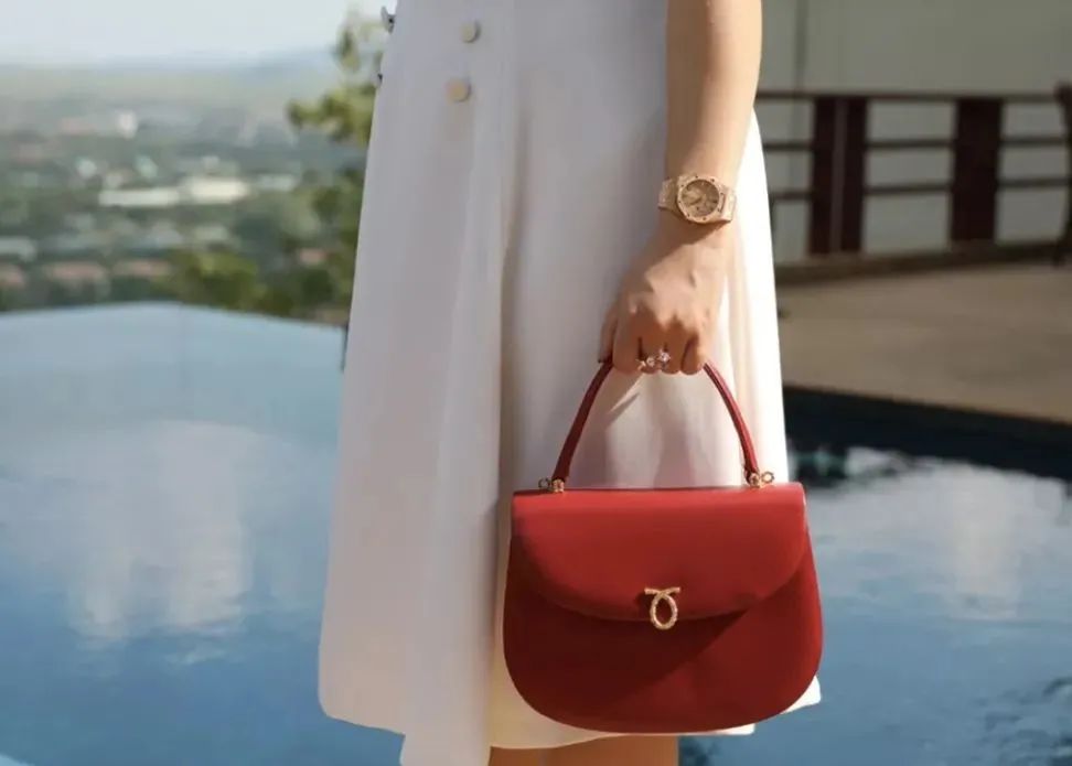 英国女王拿过的包包,英国伊丽莎白女王二世包包