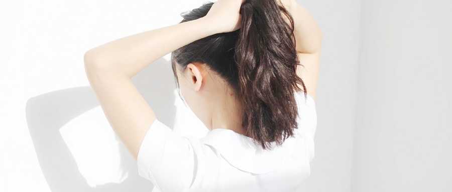 头皮屑特别多洗头时怎么解决,头皮屑多要多洗头还是少洗头