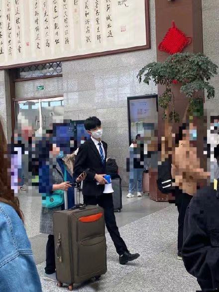 快来围观：山东的帅哥有多绝？曲阜白敬亭、青岛地铁小哥哥……你见过吗？网友：绝绝子