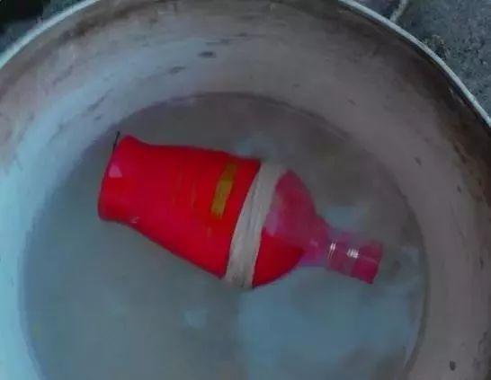 利用酒瓶做花盆的视频,酒瓶切割做花盆不用电动工具打孔