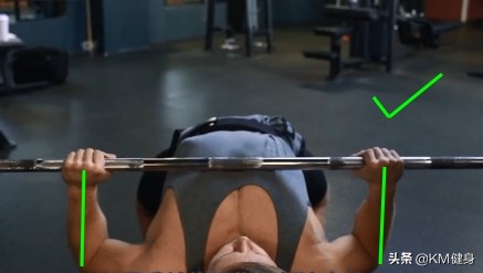 杠铃卧推左肩膀痛怎么恢复,杠铃卧推肩部疼需要继续练吗