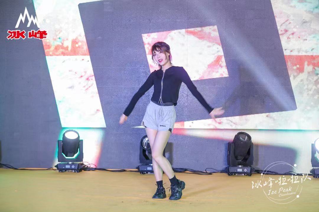 冰峰啦啦队助力十四运,冰峰汽水赞助球队