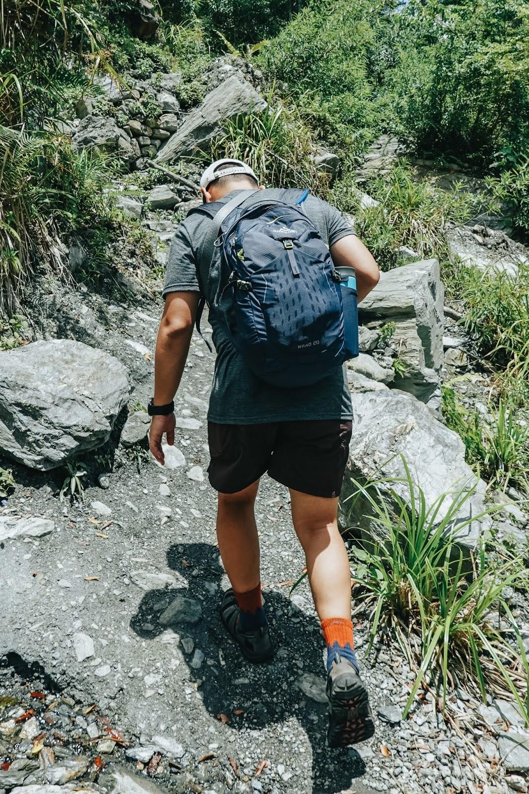 单日轻装徒步包,野外徒步的装备