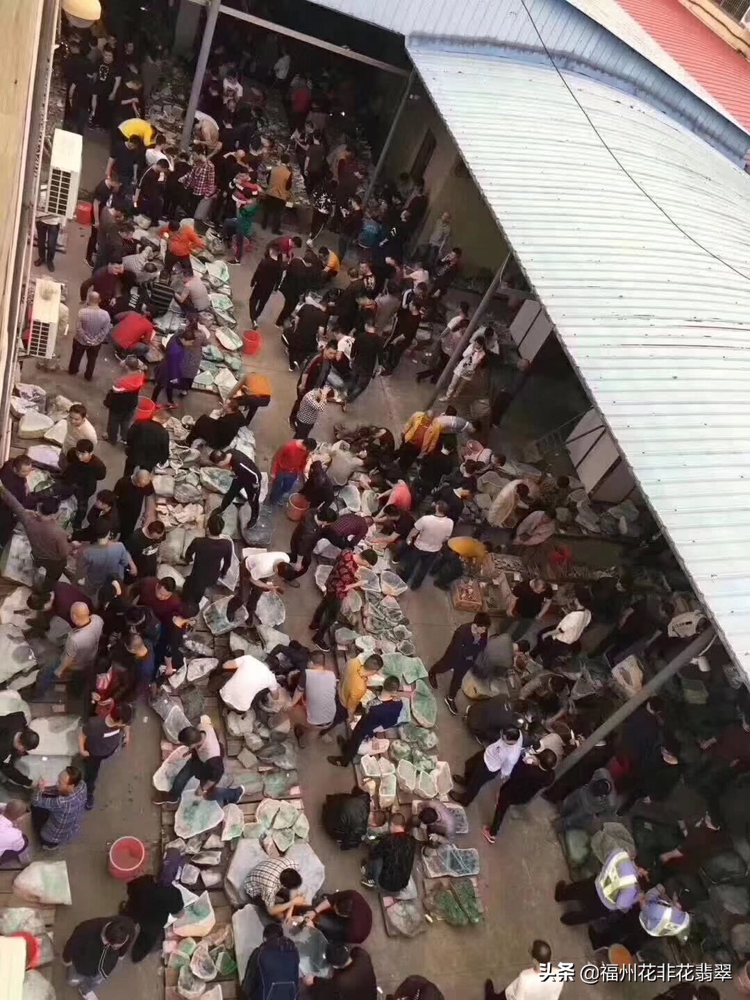 熊孩子把一桌的翡翠摔了,熊孩子扯翻玉器店