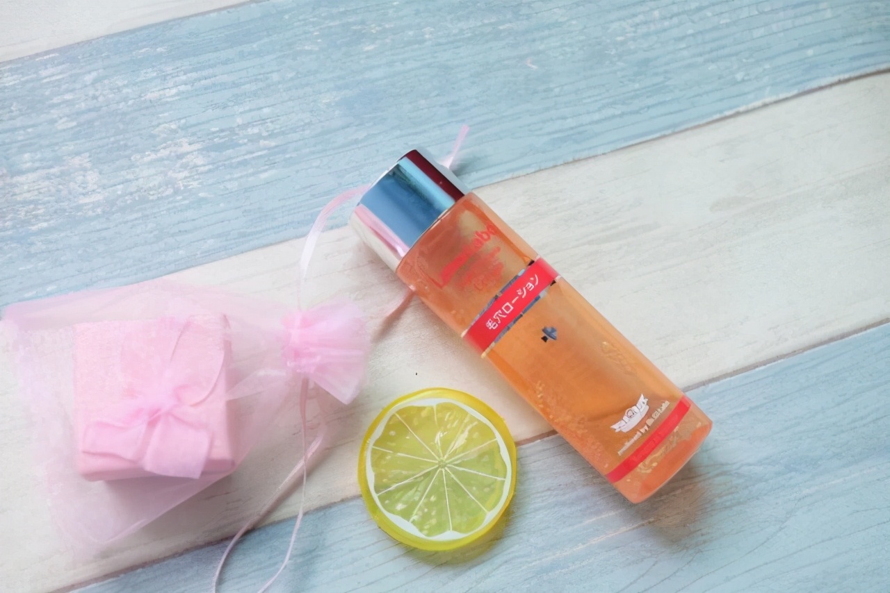 补水滋润爽肤水干皮,滋润补水保湿清爽控油爽肤水