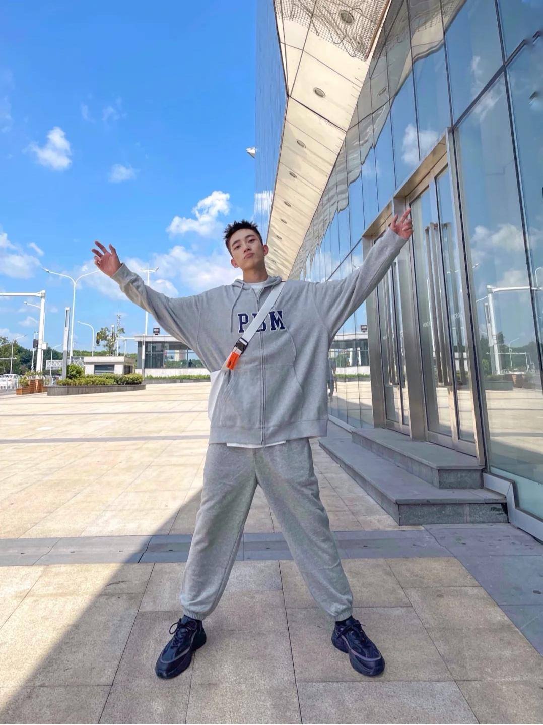 男生清冷感和疏离感穿搭,男生春天低饱和度穿搭