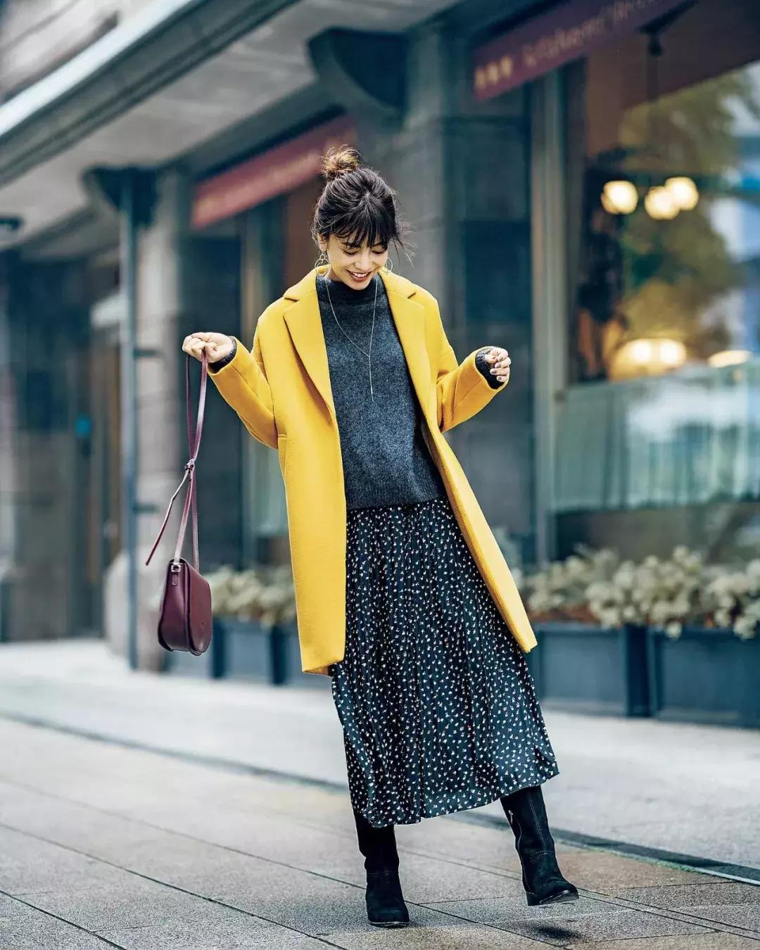 姑娘，你穿彩色大衣真好看！